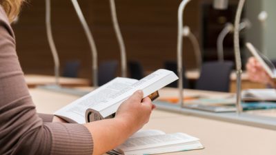 Las mujeres mantienen mejor el rendimiento en las pruebas de conocimiento