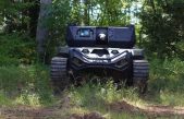 El primer robot tanque podría ser este Ripsaw M5, y además le da soporte un dron