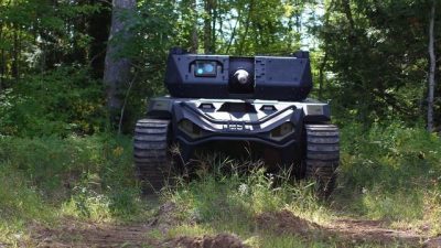 El primer robot tanque podría ser este Ripsaw M5, y además le da soporte un dron