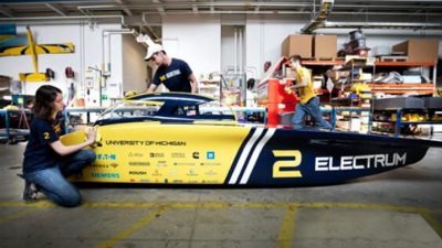 U-M se enfrenta en la competencia mundial de coches solares en Australia con ‘Electrum’