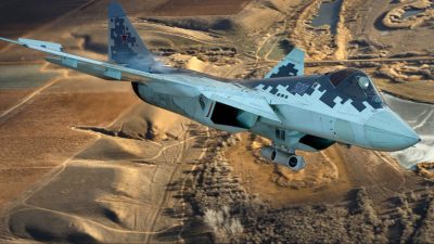 Publican una foto del Su-57 con un misterioso dispositivo anclado a su motor