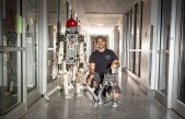 Este robot imita el equilibrio de los humanos para aprender a caminar