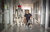 Este robot imita el equilibrio de los humanos para aprender a caminar