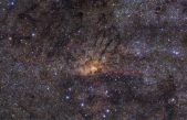 Descubierto un antiguo estallido de formación estelar en impresionantes imágenes de la región central de la Vía Láctea obtenidas con un telescopio de ESO