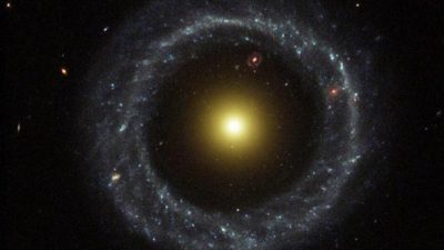El objeto de Hoag, la extraña galaxia dentro de una galaxia en cuyo interior hay otra galaxia