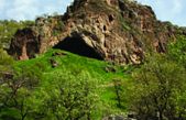Hallan a un nuevo neandertal enterrado junto a la «tumba de las flores»
