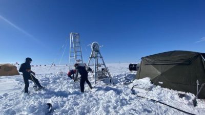 Agua de deshielo en la base del gigantesco glaciar Thwaites de la Antártida