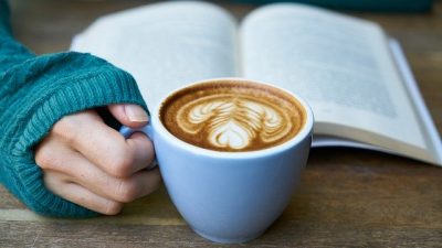Explican por qué es útil beber café antes de tomar una decisión