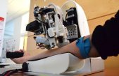 Un robot inteligente extrae sangre mejor que los médicos