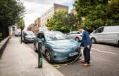 Cientos de farolas de Londres se convierten en puntos de carga para coches eléctricos