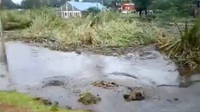 Sorprendente momento en el que el sumidero se traga el río en Kenia