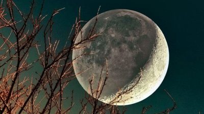 Por qué vemos siempre la misma cara de la Luna y la otra permanece oculta