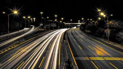 ¿Hay una forma de recargar los coches eléctricos mientras corren a toda velocidad?