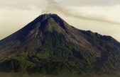 El Monte Merapi, uno de los volcanes más activos del mundo, en erupción Este pico volcánico situado en Indonesia entró en erupción dos veces el domingo 21 de junio. La última vez que entró en erupción, en 2010, acabó con la vida de 300 personas y 280 000 tuvieron que ser evacuadas. Forma parte del denominado ‘Anillo de Fuego’ del Pacífico.