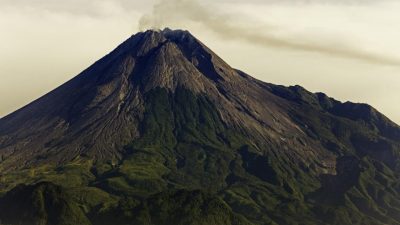 El Monte Merapi, uno de los volcanes más activos del mundo, en erupción Este pico volcánico situado en Indonesia entró en erupción dos veces el domingo 21 de junio. La última vez que entró en erupción, en 2010, acabó con la vida de 300 personas y 280 000 tuvieron que ser evacuadas. Forma parte del denominado ‘Anillo de Fuego’ del Pacífico.