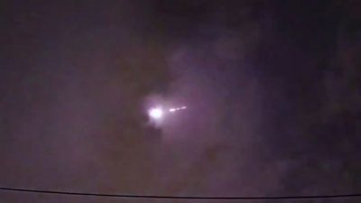 Una enorme bola de fuego ilumina el cielo nocturno sobre Japón antes de “explotar con un fuerte ruido”