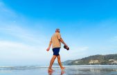 Pasear por espacios azules como playas o lagos se asocia con mejoras en la salud mental