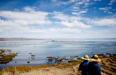 Hallan una figurilla de llama y una lámina de pan de oro en un cofre al fondo del lago Titicaca