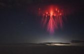 Captan una medusa en el cielo durante una tormenta