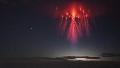 Captan una medusa en el cielo durante una tormenta