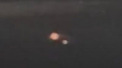 Un «OVNI» anaranjado visto «cambiando de forma» mientras se cierne en el cielo nocturno