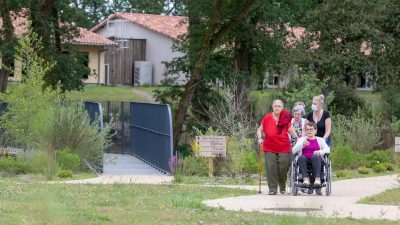 Mejor que sólo un hospital o un asilo, en Francia edificaron toda una villa para personas con Alzheimer