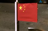 Agencia espacial de China publica imágenes de bandera nacional desplegada en la Luna