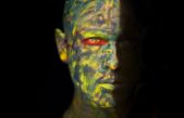 Un traje de piel artificial permite camuflarse como un molusco