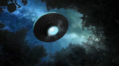 Un gran OVNI azul asusta a los residentes de Hawaii mientras parece sumergirse en el océano