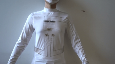 Esta camiseta es capaz de cargar pequeños dispositivos electrónicos a partir del movimiento y el sudor