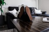 Los que se quitan los zapatos al entrar a casa tienen razón. La ciencia les avala