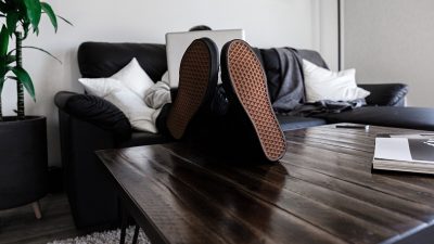 Los que se quitan los zapatos al entrar a casa tienen razón. La ciencia les avala