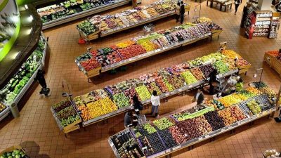 Los consumidores escogen alimentos más saludables cuando el diseño del supermercado promueve las frutas y verduras
