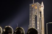 Lucy en el espacio con los asteroides troyanos de Júpiter