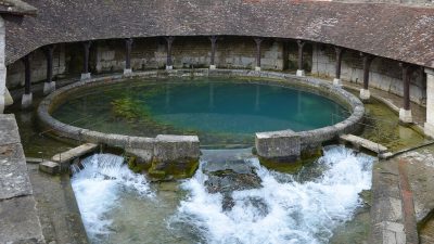 Este pozo francés expulsa más de 300 litros de agua por segundo y nadie ha logrado aún encontrar su origen