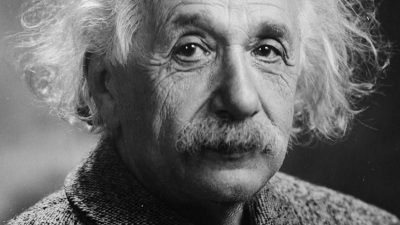 Un siglo después, Einstein sigue aprobando exámenes