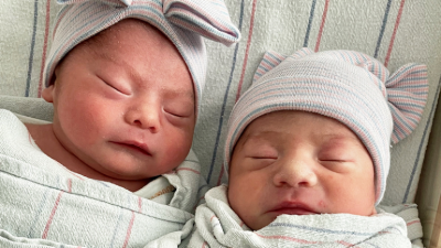 Una mujer dio a luz a gemelos que nacieron en 2021 y 2022
