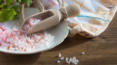 Qué tipo de sal y qué cantidad máxima deberíamos añadir a nuestros platos para disminuir sus riesgos