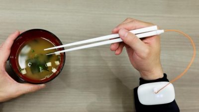 Japón inventa unos palillos eléctricos que cambian el sabor de la comida