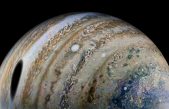 Juno captura la sombra de una luna sobre Júpiter