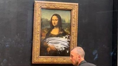 Un turista ataca a ‘La Gioconda’ de Da Vinci con un pedazo de pastel