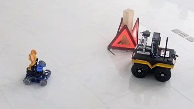 Crean un gato robot que persigue y caza a un ratón robot