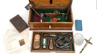 Subastan un curioso kit para matar vampiros (incluye agua bendita, una biblia y una estaca de madera)
