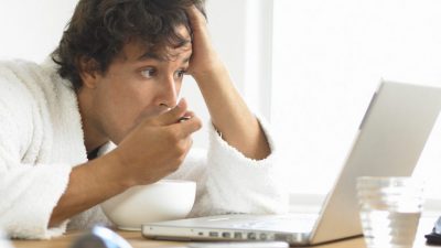 ¿Por qué es malo comer frente a la computadora, televisión o celular?