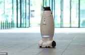 Guardias de seguridad robotizados patrullan el edificio del gobierno metropolitano de Tokio con cámaras a bordo