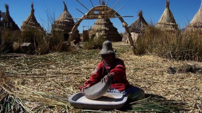 Así se vive en las casas flotantes del Lago Titicaca, la maravilla prehispánica que se conserva en el Perú