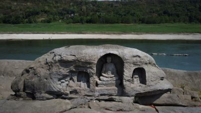 La sequía revela antiguas estatuas budistas en el río Yangtzé