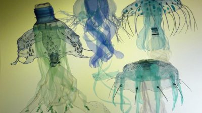 Veronika Richterová, la escultora que recicla botellas PET para convertirlas en arte