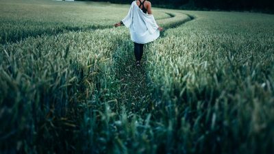 Por qué pasear por el campo amansa nuestro cerebro