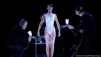 La ciencia detrás del innovador vestido con spray de la modelo Bella Hadid